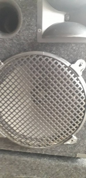 4 darab hangfal,  15"-os mlylda hangfalpr,  12"-os topp hangfalpr 