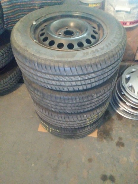 4 db 15"-os acél felni, 6 éves, de még használható gumikkal