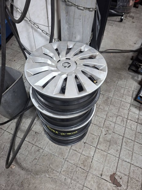 4 db 16 collos Skoda VW acelfelni Skoda gyári disztarcsakkal