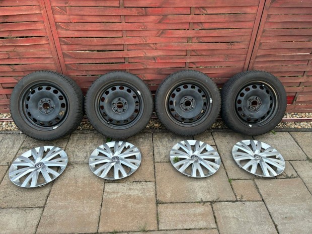 4 db 205/55 R16 Dunlop téli gumi lemezfelnivel, VW dísztárcsával eladó