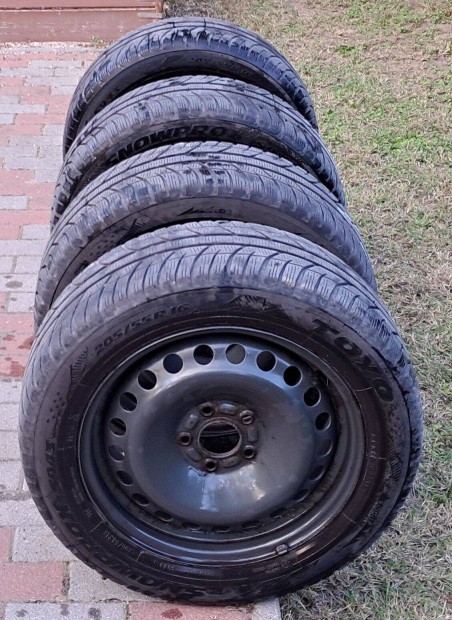 4 db Ford Focus szinterezett acélfelni téli gumival (205/55R16)