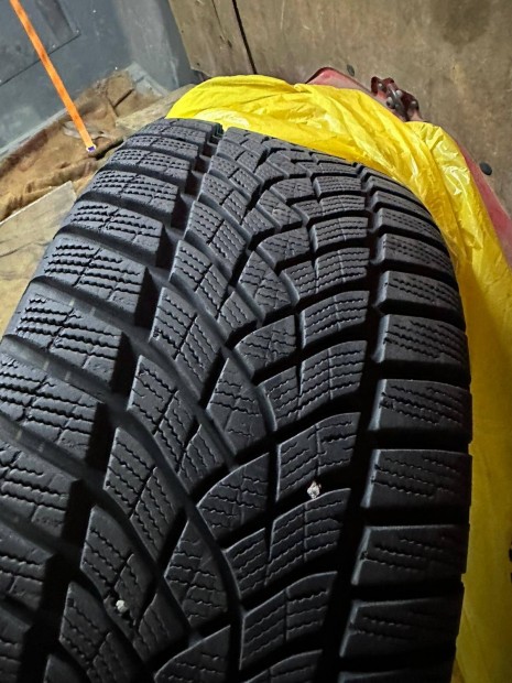 4 db Goodyear t�li gumi 225/40 R18 92V Megk�m�lt �llapotban