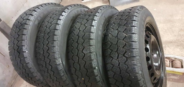 4 db Gumiabroncs kompletten eladó. Firestone 195/70 R 15C M+S téligumi
