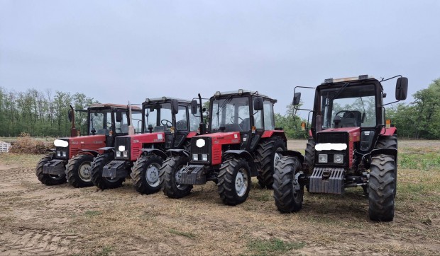 4 db Mtz 820.2 traktor elad 