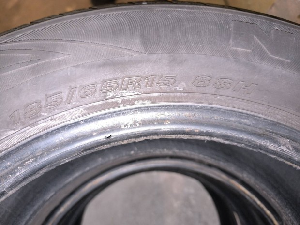 4 db Ny�ri aut�gumi 