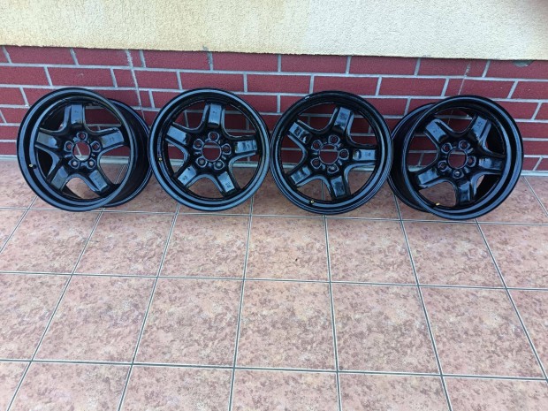 4 db Opel 16" lemezfelni és 4 db Semperit 205/55 R16" téli gumi