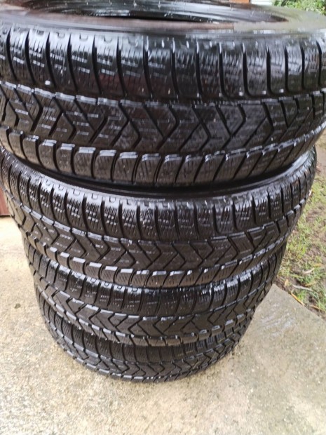 4 db Pirelli téli gumi eladó 215/65/R17