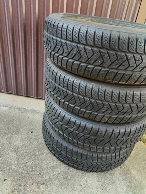 4 db Pirelli téli gumi eladó 215/65/R17