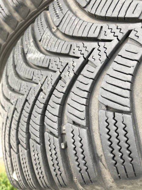 4 db R16 Ford felni tli gumival 205 55 