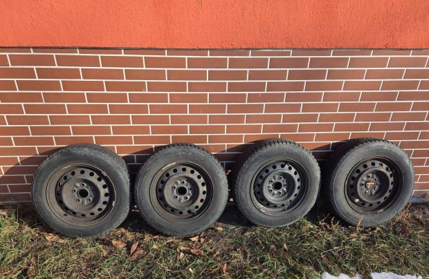 4 db Toyota Auris felni t�ligumival