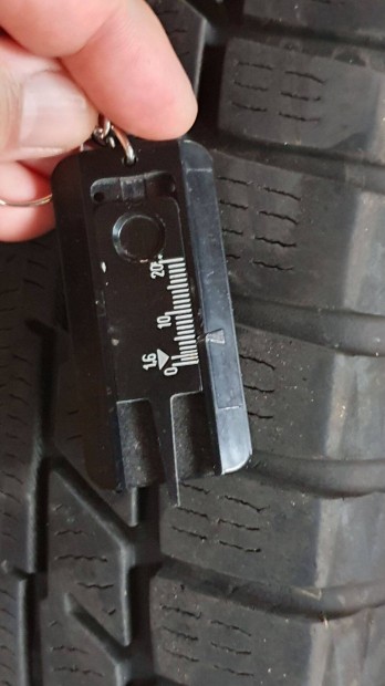 4 db Yokohama téli gumi 17/65R15/84T Suzuki Swift