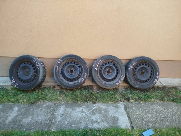 4 db. Dunlop 205/55 R16 91H nyri gumiabroncs felnire szerelve.