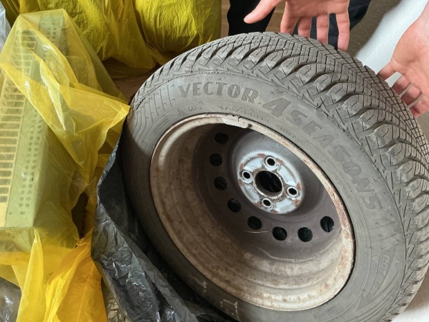 4 db. Ngy vszakos Goodyear gumi acl felnire szerelve. 175/65 R 14T