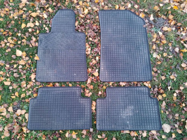 4 db.-os Rigum aut� gumisz�nyeg garnit�ra