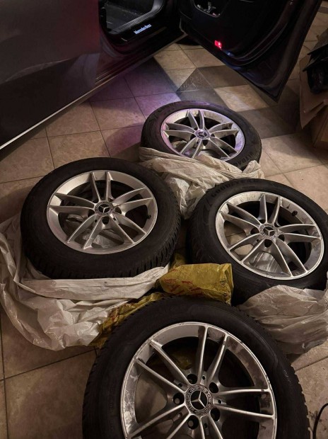 4 db eredeti gyári Mercedes alufelni gumival eladó!