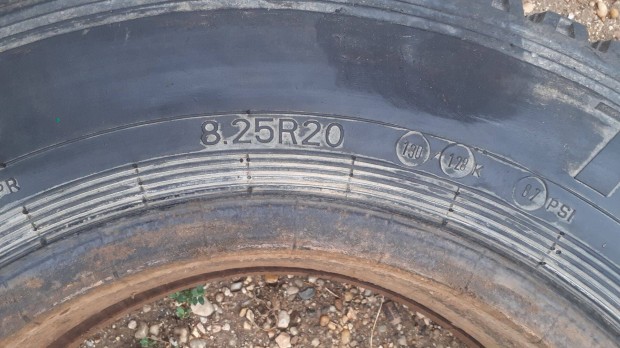 4 db gumi elad 8.25R20