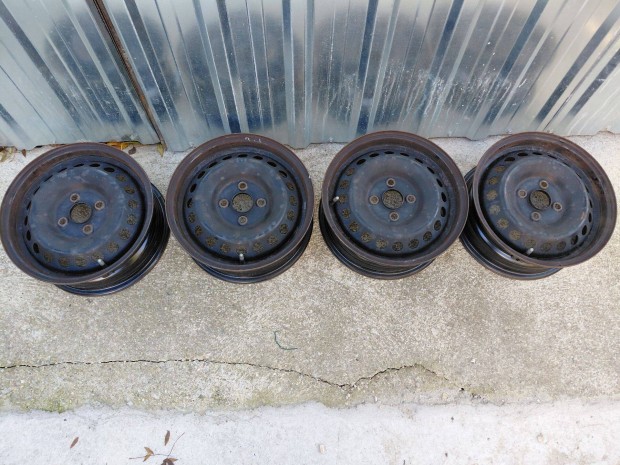 4 db hyundai i10 lemezfelni. 5,5J x 14, et47