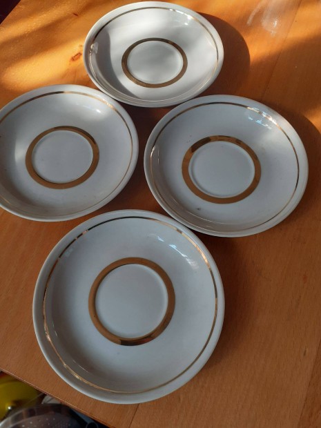 4 db jelzett porceln cssze altt egybe a 4