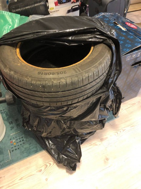 4 db nyári gumi 205/60R16 egy szezont használt DOT2225