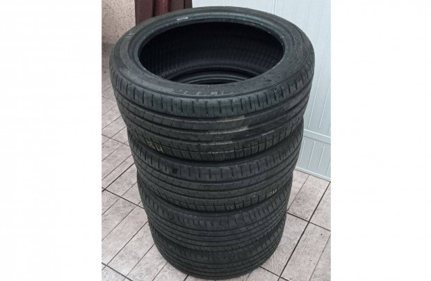 4 db ny�ri gumi 215/45/17 300 km/�ra elad�