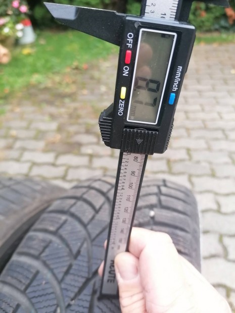 4 db szinte új téligumi 215/60r17 Toyo féláron