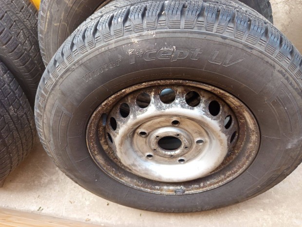 4 db téli Hankook Vantra 235/65 R16 C, erősített falú gumiabroncsok fe