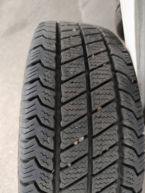 4 db téli gumi felnivel. Opel Vivaro