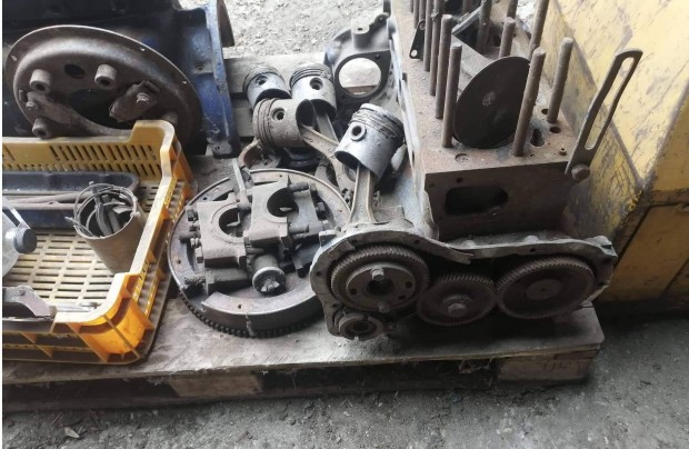 4 hengeres Fiat traktor motor