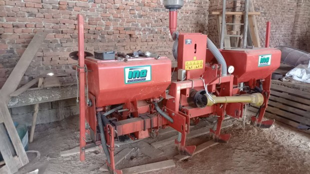 4 soros kukorica vet�g�p m�tr�gya- �s granul�tum adagol�val