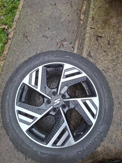 4 szinte uj 90 szazalekos teli gumi felnivel MG auton volt 215/55/17