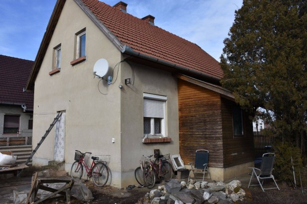 4 szob�s, be�p�tett tet�teres csal�di h�z elad�!