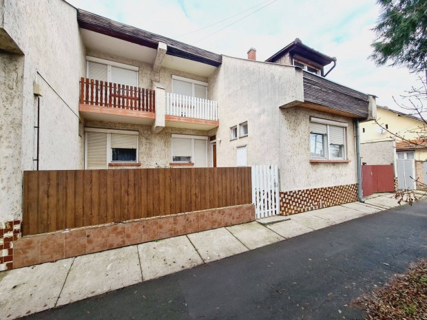 4 szob�s ikerh�z gar�zzsal �s mell�k�p�letekkel elad�!