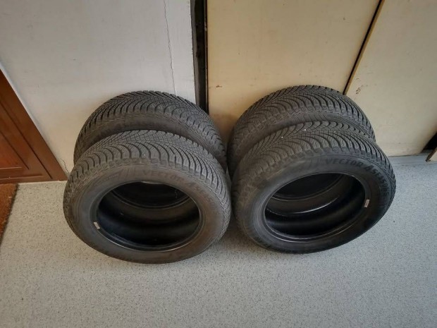 4db 155/70 R13 Goodyear Vector 4seasons gen2 autgumi, gumiabroncs