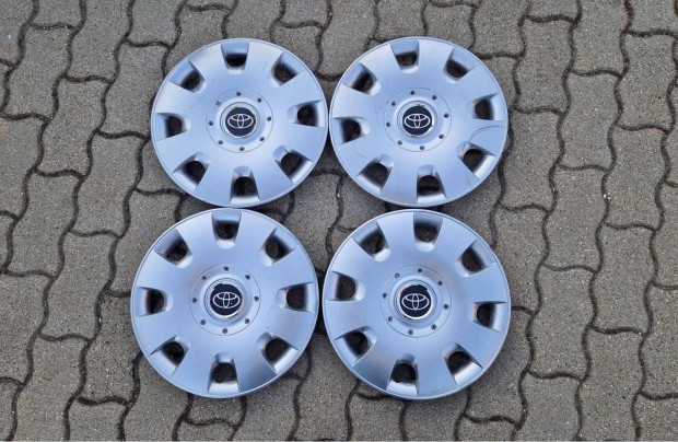 4db 15" Toyota embl�m�s ut�ngy�rtott d�szt�rcsa