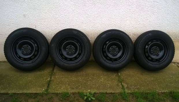 4db 15-ös 5x108 Ford,Volvo lemezfelni 195/65R15 téli gumival eladó
