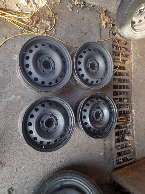 4db 15-�s Nissan felni elad�