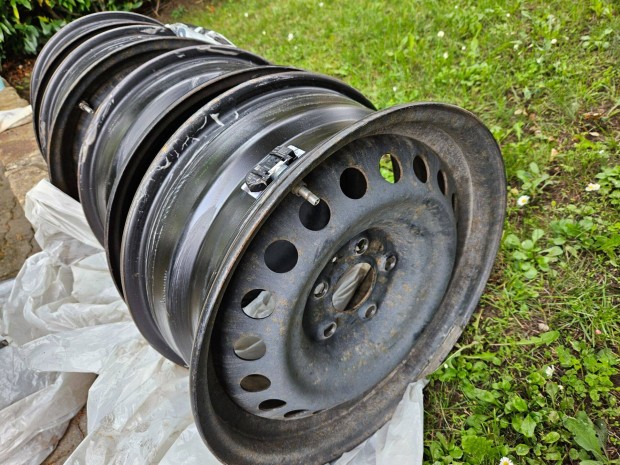 4db 16" Nissan 40300-4EA0B lemez felni