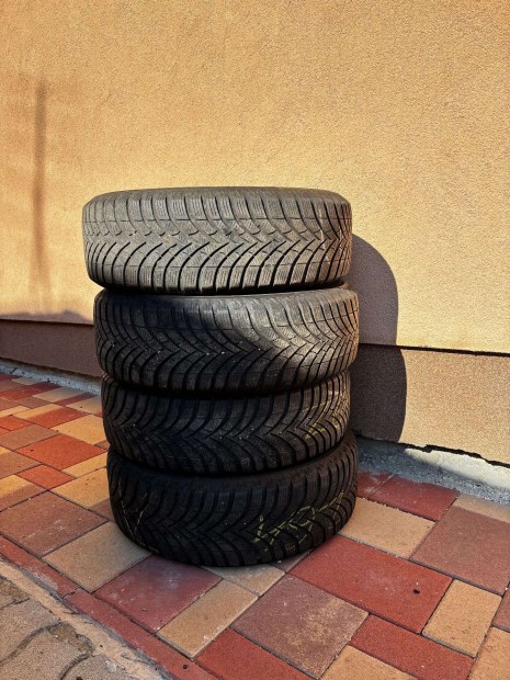4db 2021-es Semperit téligumi - 215/65 R16