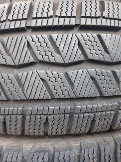 4db 215/75R16C Hankook téligumi