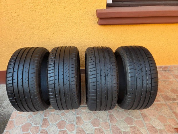 4db 235 40 R18 Michelin Pilot Sport 4 ny�rigumi elad�