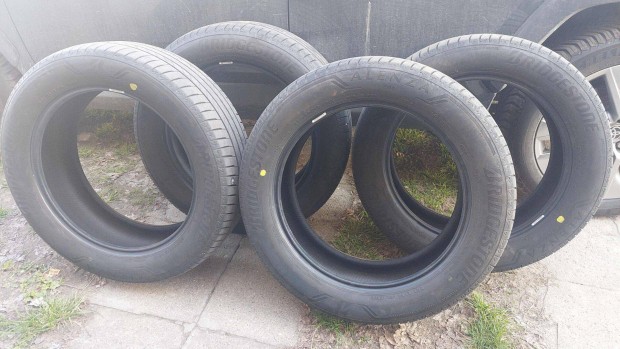 4db 235/55/R19 Bridgestone Alenza keveset futott ny�ri gumi garnit�ra