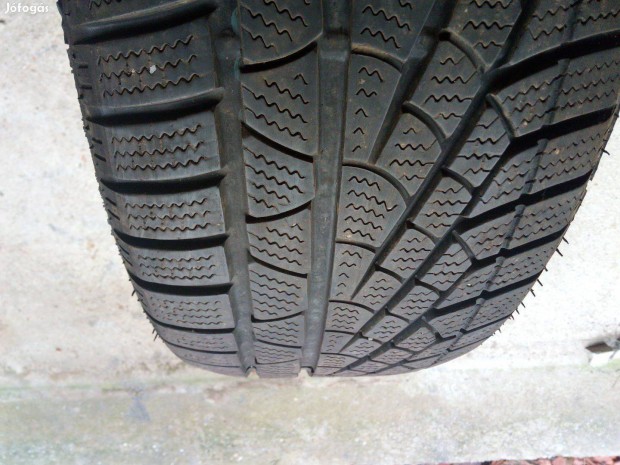 4db 255/40R18 Pirelli tli gumi elad