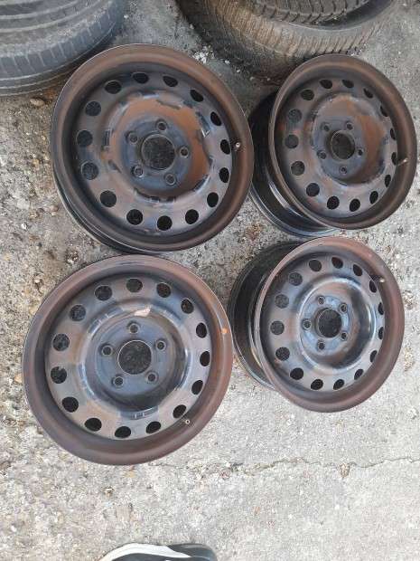 4db 5,5x15-ös KIA / Hyundai felni gumis műhelytől