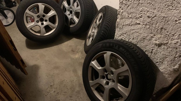 4db Audi felni, tligumival (225/55R16)