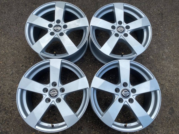 4db Dezent 17" Nissan alufelni. (3882)