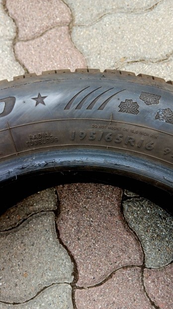4db Dunlop R16 téligumi