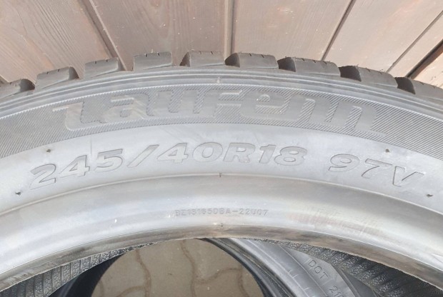 4db Laufenn 245/40 r18 téli gumi