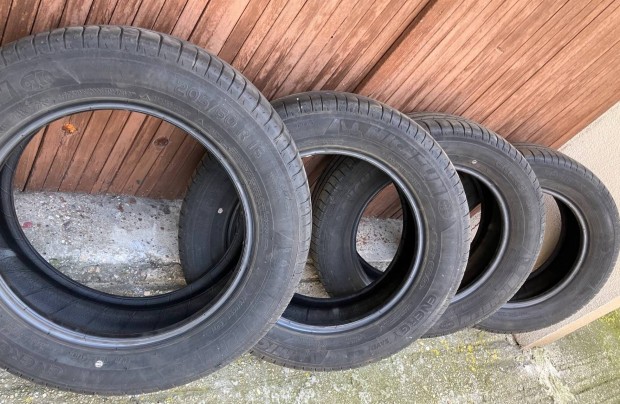 4db Ny�ri gumi 205/60R16 Michelin Energy