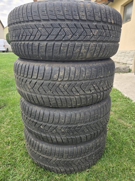 4db Pirelli Sottozero 3 tligumi 245/45R18