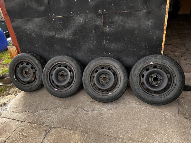 4db Skoda Fabiahoz haszn�lt felni gumival